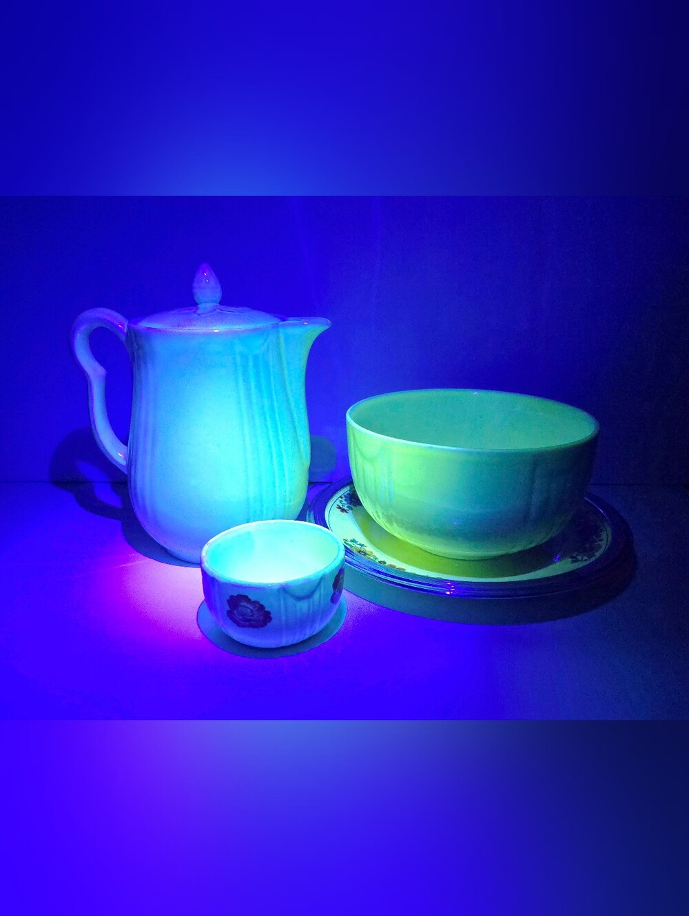 Uranium Glaze Serveware Mixed Set Of 4 Vuntage Pitcher, Bowls & Plate UV Glow